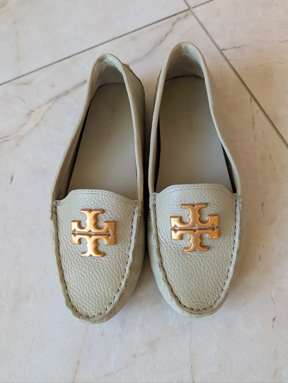 Tory Burch | Everly Driver Tumbled Leather Calf in Pine Frost Rolled Brass